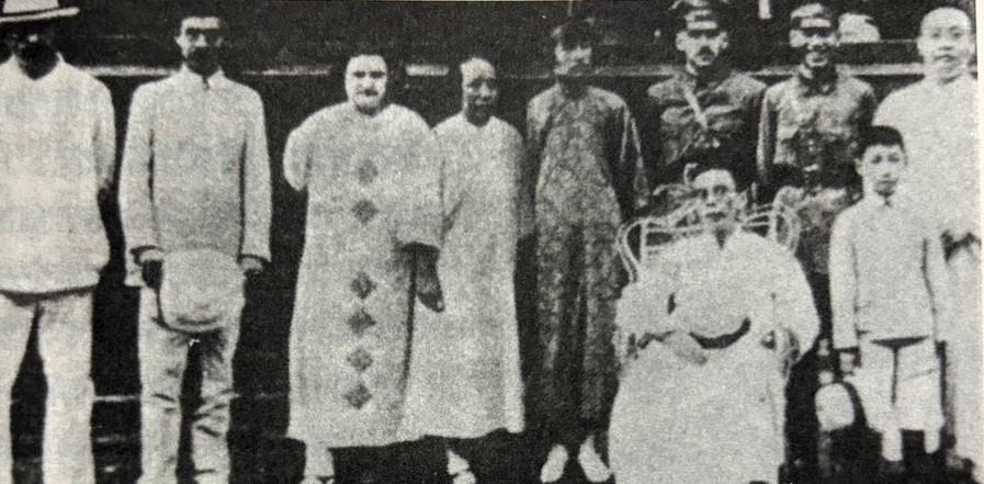 1926年7月，韶关车站，历史在此定格。烈日下，韶关车站人头攒动。熙攘的