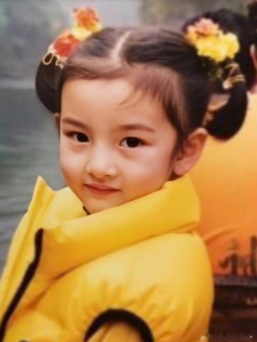 宋祖儿小时候真是个美人胚子|||小小的脸上全是精致的五官小时候眉宇间有一股英气
