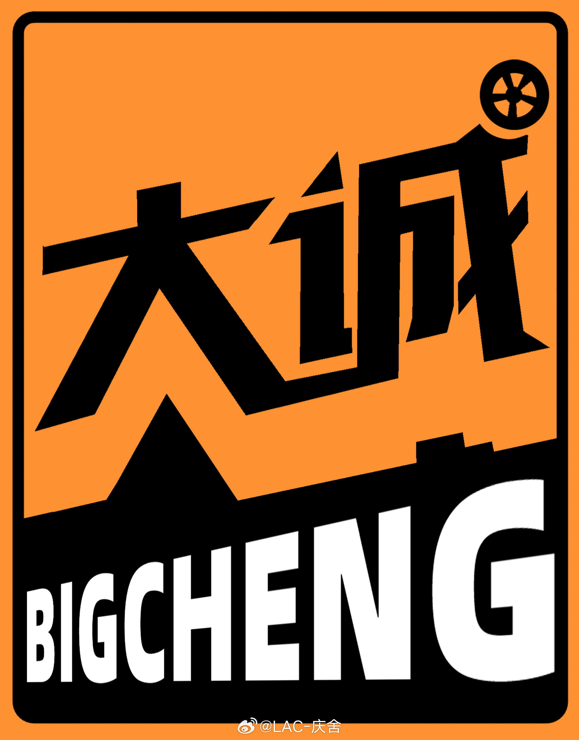 公司经常出差的同事，都配备了工装。战术款的冲锋衣，有专门贴臂章的部位。每一个都是
