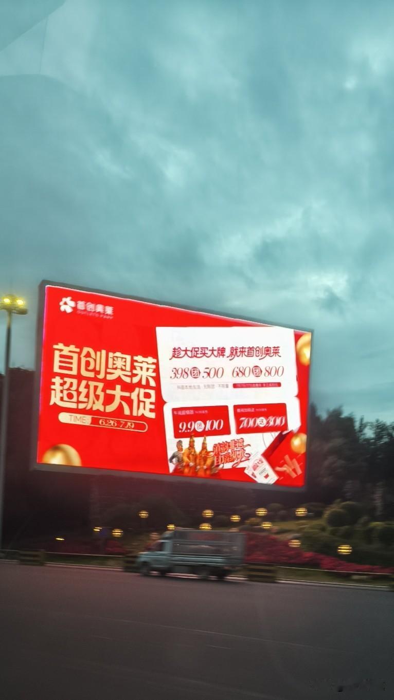 35℃以上。后来又去了昆明，完全是另一番景象。昆明不愧是“春城”，夏日依旧凉爽