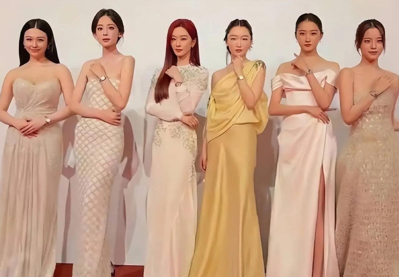 成都来了很多女明星，是场颜值盛宴，大家打扮得都很养眼。关晓彤这次造型不错，穿