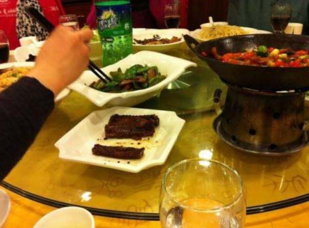 “孰是孰非？”！吉林长春上演荒唐消费纠纷！51岁女子就餐后，只因被20岁收