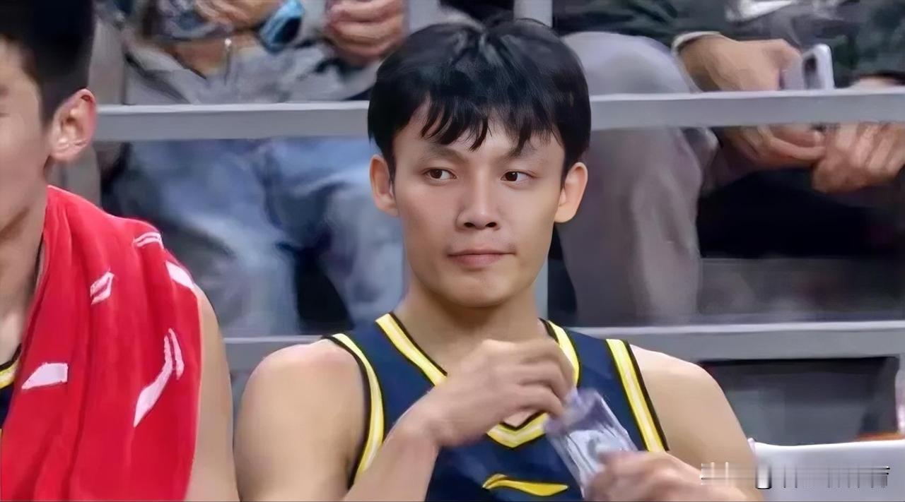 这才是广东队主场负于浙江稠州队的主要原因，杜峰的这个决定让人看不懂。cba联赛