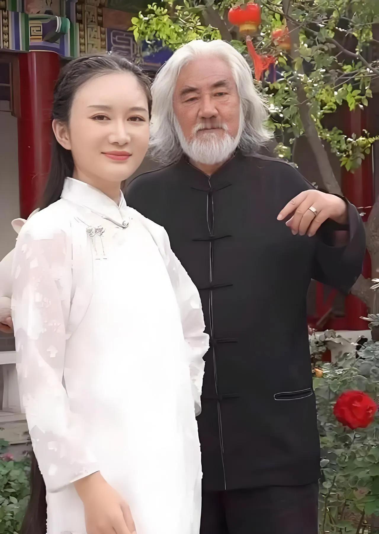 张纪中夫妇的这种行为就是在搞笑，还让观众不能笑！真是岂有此理！这女的一岁的时候