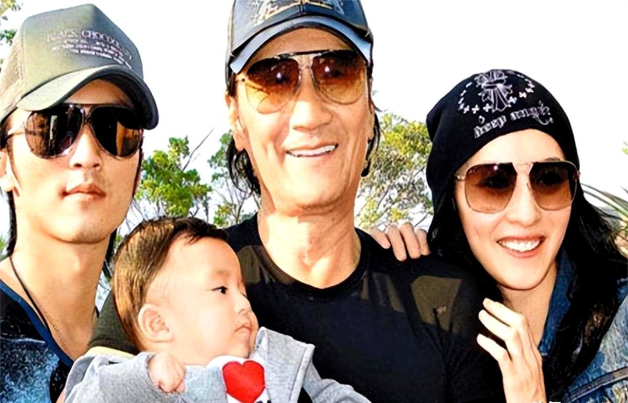 一个七岁男孩的满头金发，彻底砸碎了谢霆锋扛了六年的冤案黑锅。你现在去翻张柏芝三胎