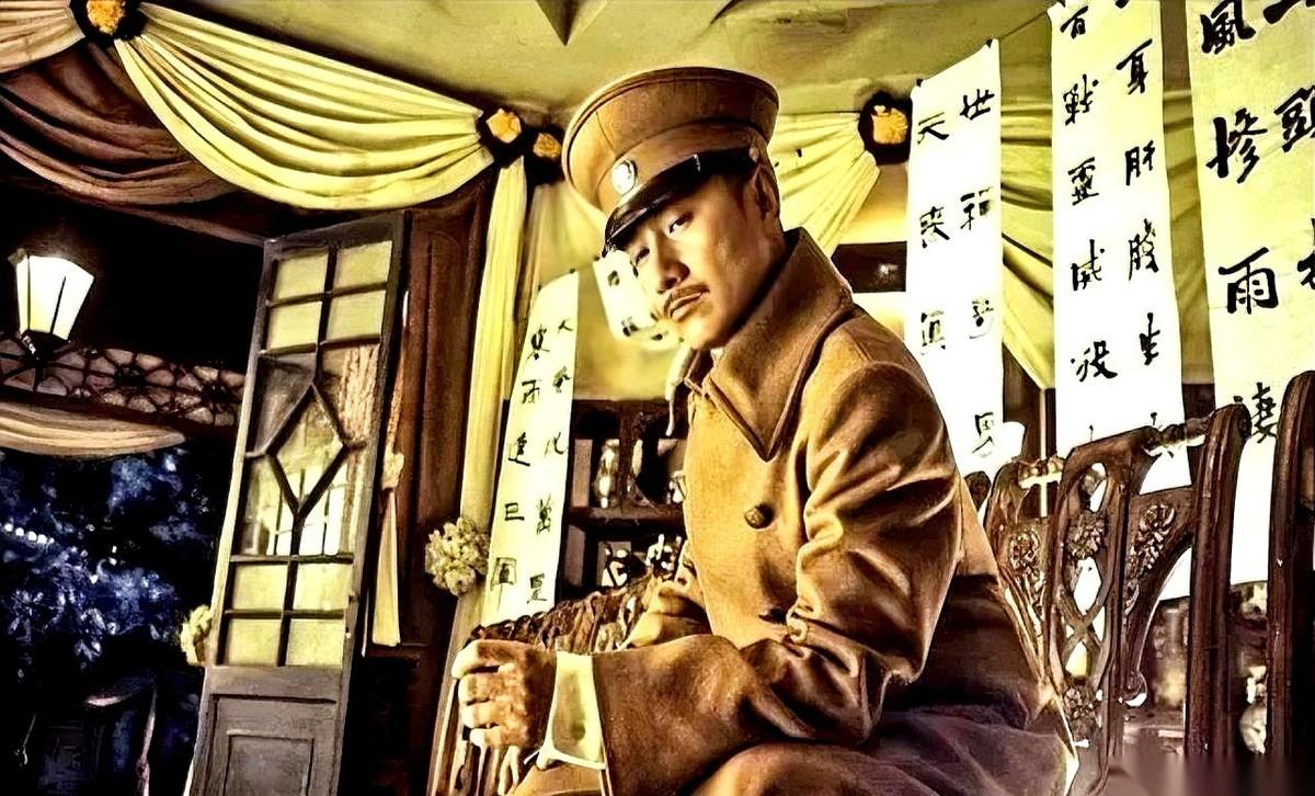 军阀潘鸿钧在深夜的后花园挖好土坑，一夜之间活埋了自己的八房姨太。原因是这八个女人