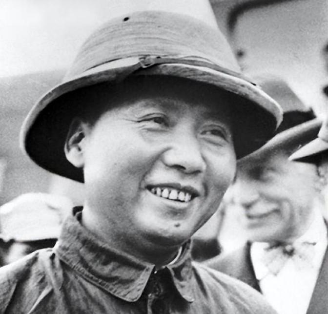 1945年8月28日晚上，蒋介石在重庆林园官邸招待了毛主席，谁料，席间戴季陶却公
