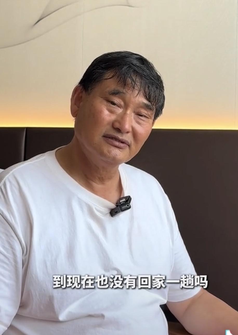 大衣哥朱之文接活排期已到明年1月份，称在外地快两个月没回家。大衣哥每天都在忙
