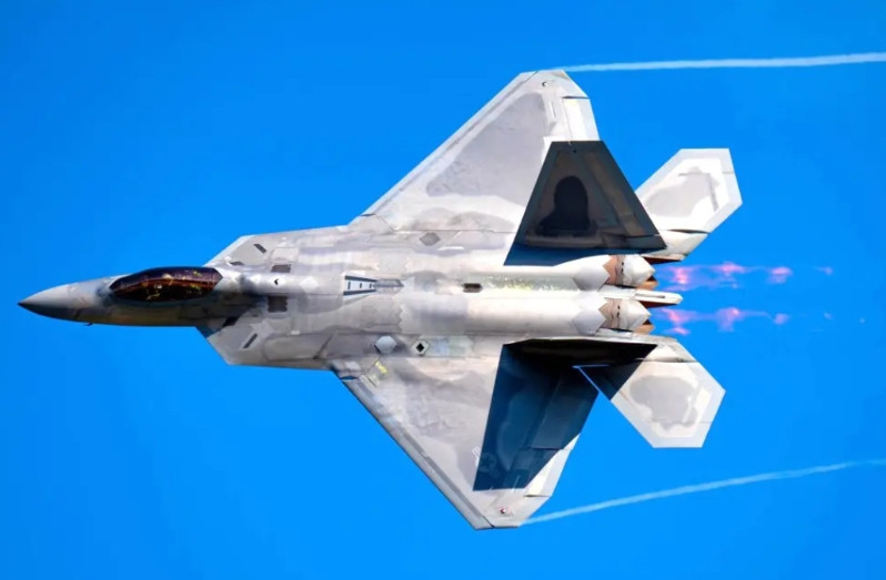美国空军也是无语了，本来想着把F-22这个难伺候的主，跟A-10等一批老飞机一起