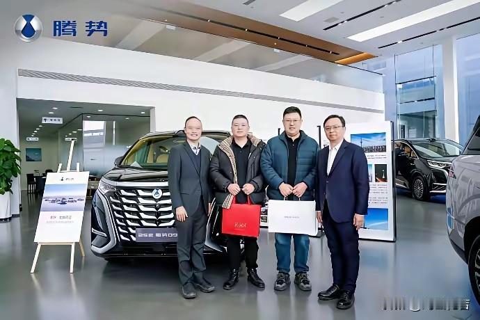 比亚迪创始人兼总裁王传福，不畏严寒，同一众比亚迪子品牌总经理，远赴东北给车主交车