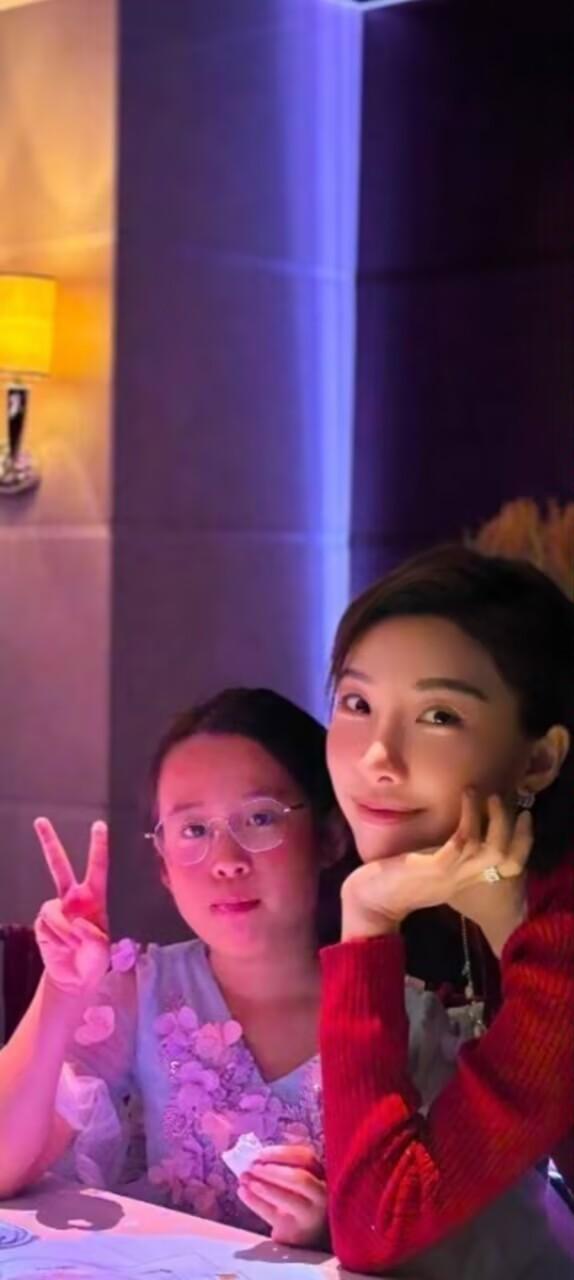 齐娇的大女儿现在7岁半，小女儿6岁，她们是香港铜锣湾学校的低年级学生，15点下午