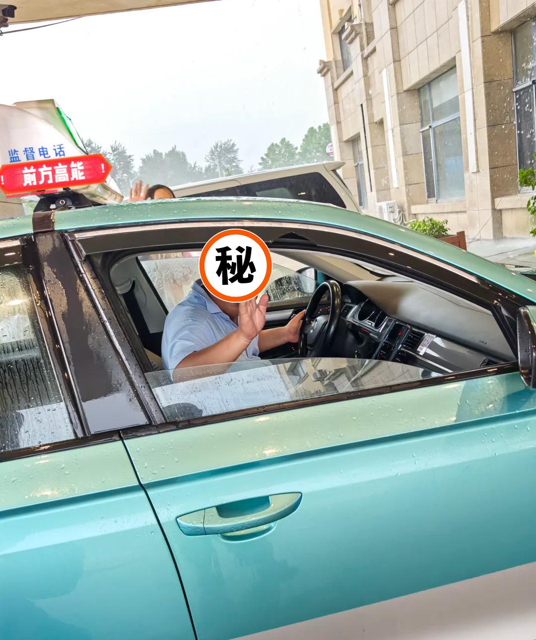 明明网约车接单自由、不用交份子钱，不少老出租司机却宁可凌晨3点在路边趴活，也不肯