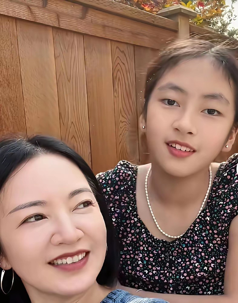 阿雅的女儿，长着一张“未被消费主义欺负过的脸”。都说她继承了仁波切父亲的“灵气”