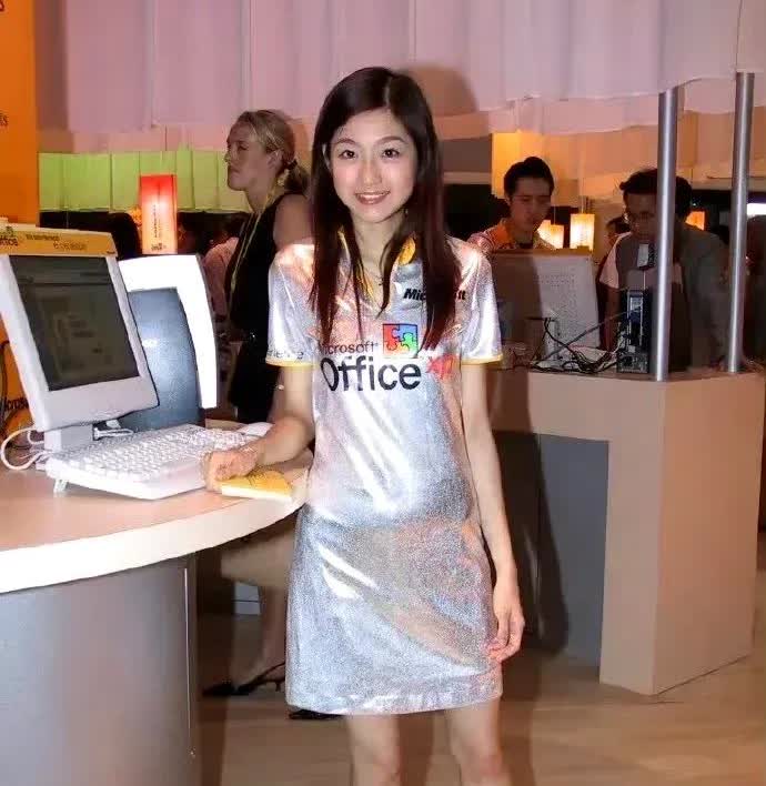 陈自瑶20岁的时候确实很美，那时候被成为“微软女神”。属于第一代网络捧红的网络女