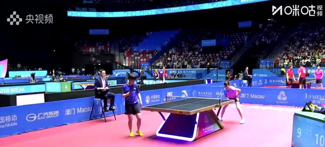 “4-0！”两个字够硬气。樊振东和孙颖莎双双把对手按在桌面摩擦，一秒都不浪费