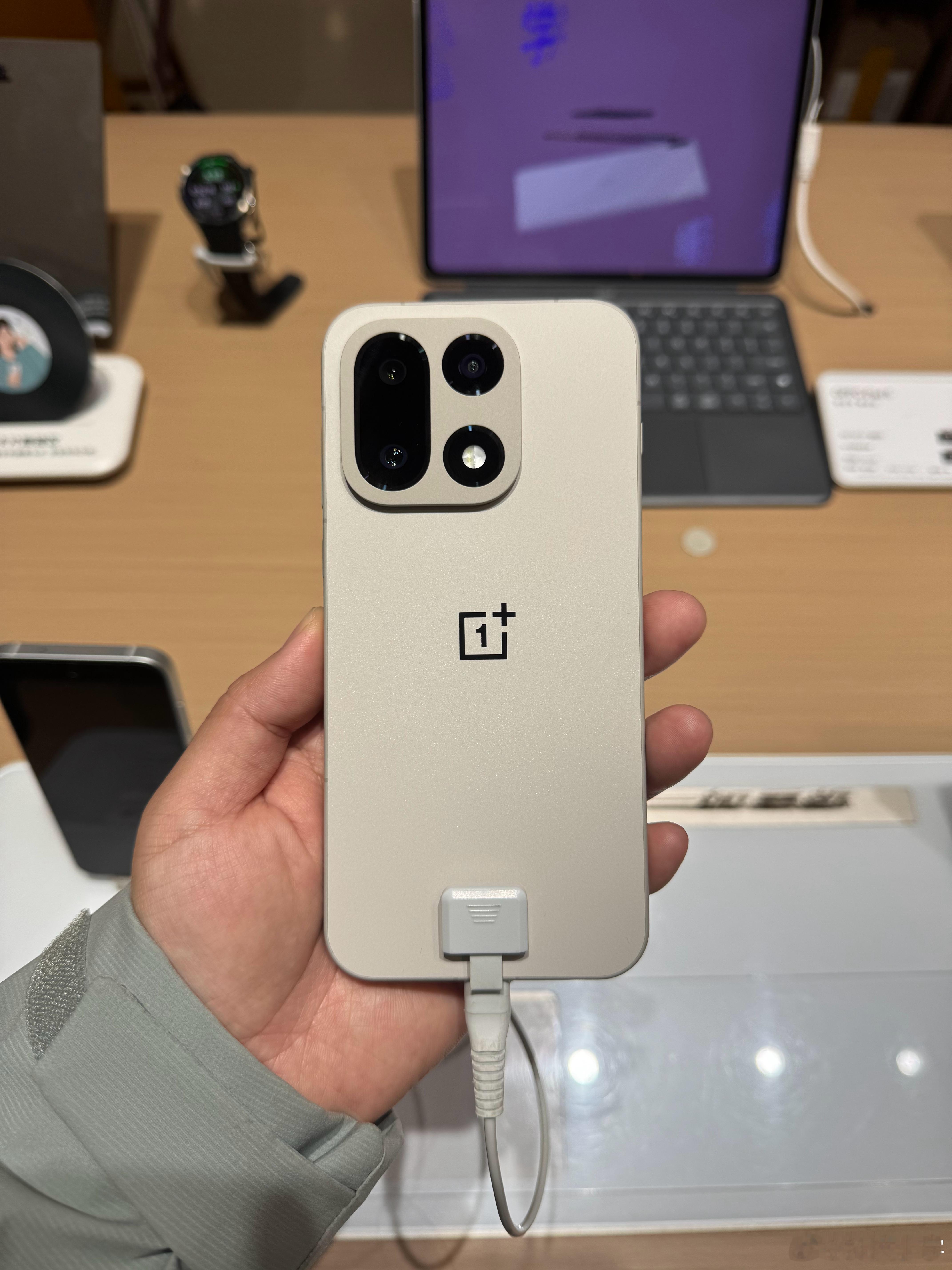 在店里摸到一加15了，这个材质好特别啊，市面上独一份吧应该，当年刚有一加的时