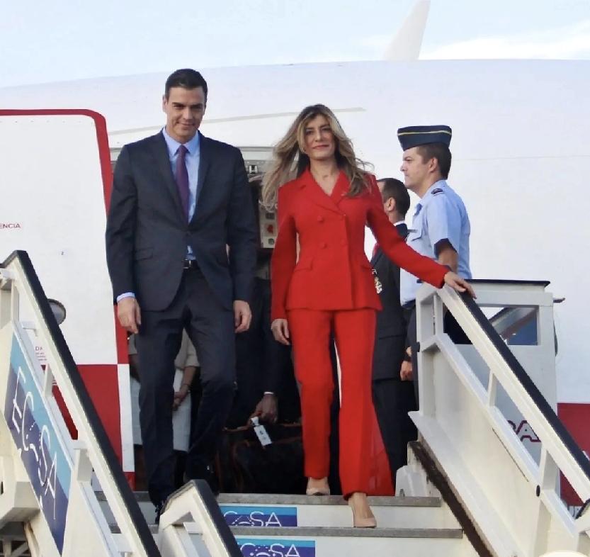 西班牙首相桑切斯的夫人叫戈麦斯。穿红装的戈麦斯美的不像话，是人群里一道靓丽的风