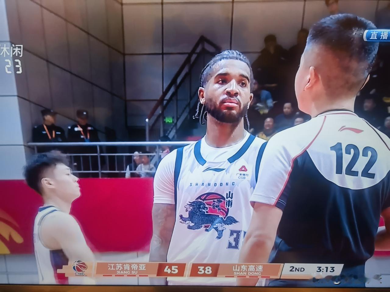 这个外援可以离开山东高速男篮了！这也是山东高速男篮有史以来最有争议的球员！在面对