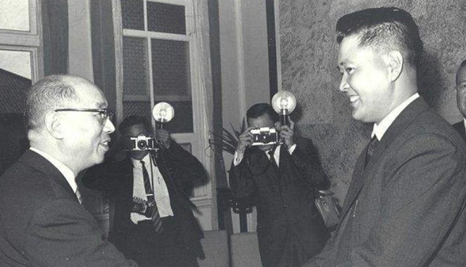 1965年，飞行员李显斌叛逃台湾。一张罕见老照片中，他被奉为座上宾，台当局奖励他