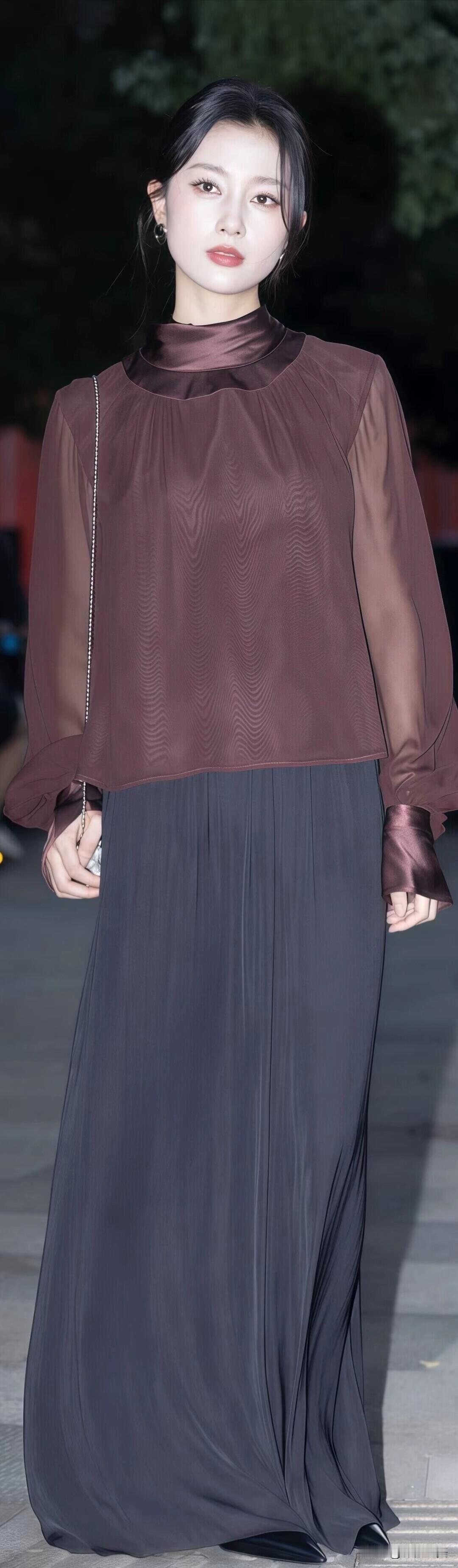 深棕上衣搭配深灰阔腿裤，缎面材质自带高级感，珍珠手包点缀，温柔又不失气场，很适合