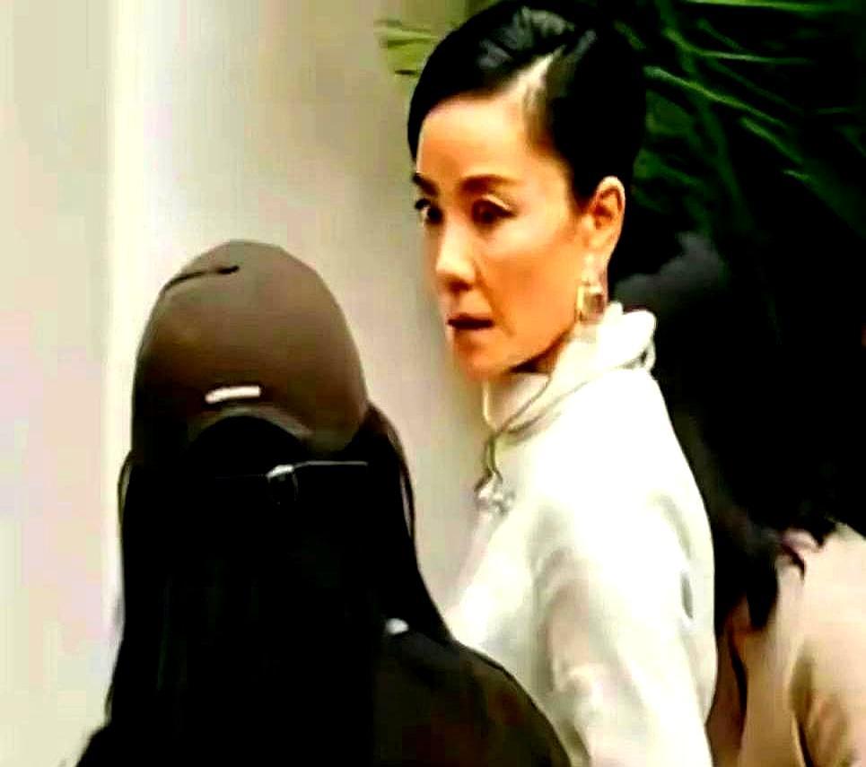 你敢信？王菲飞机偷拍生图炸热搜！56岁全素颜，太阳穴凹成坑，一半人喊幻灭2