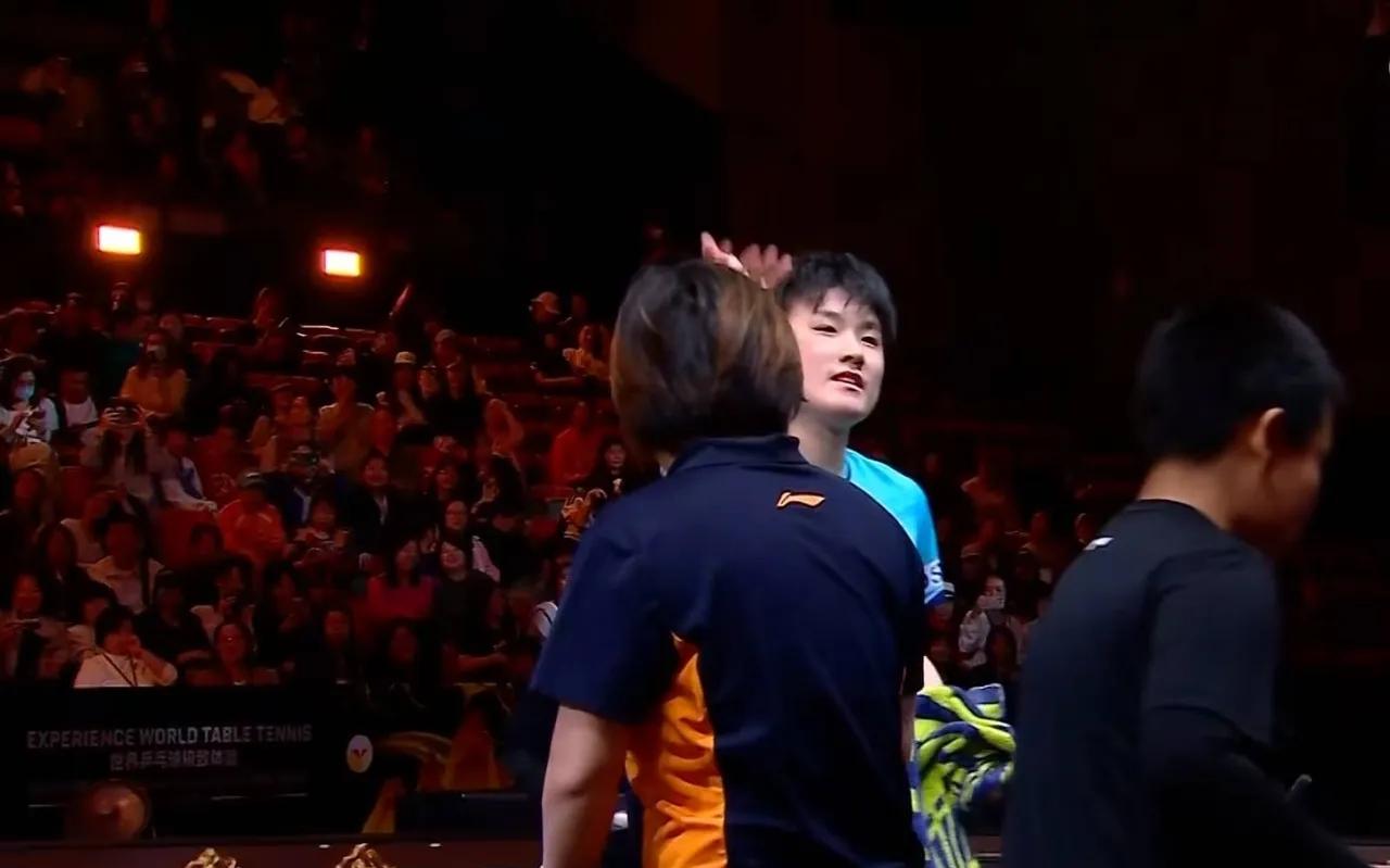 笑死我了！张本智和简直在与全场的观众为敌：中国大满贯男单第二轮，他在2:0领先的