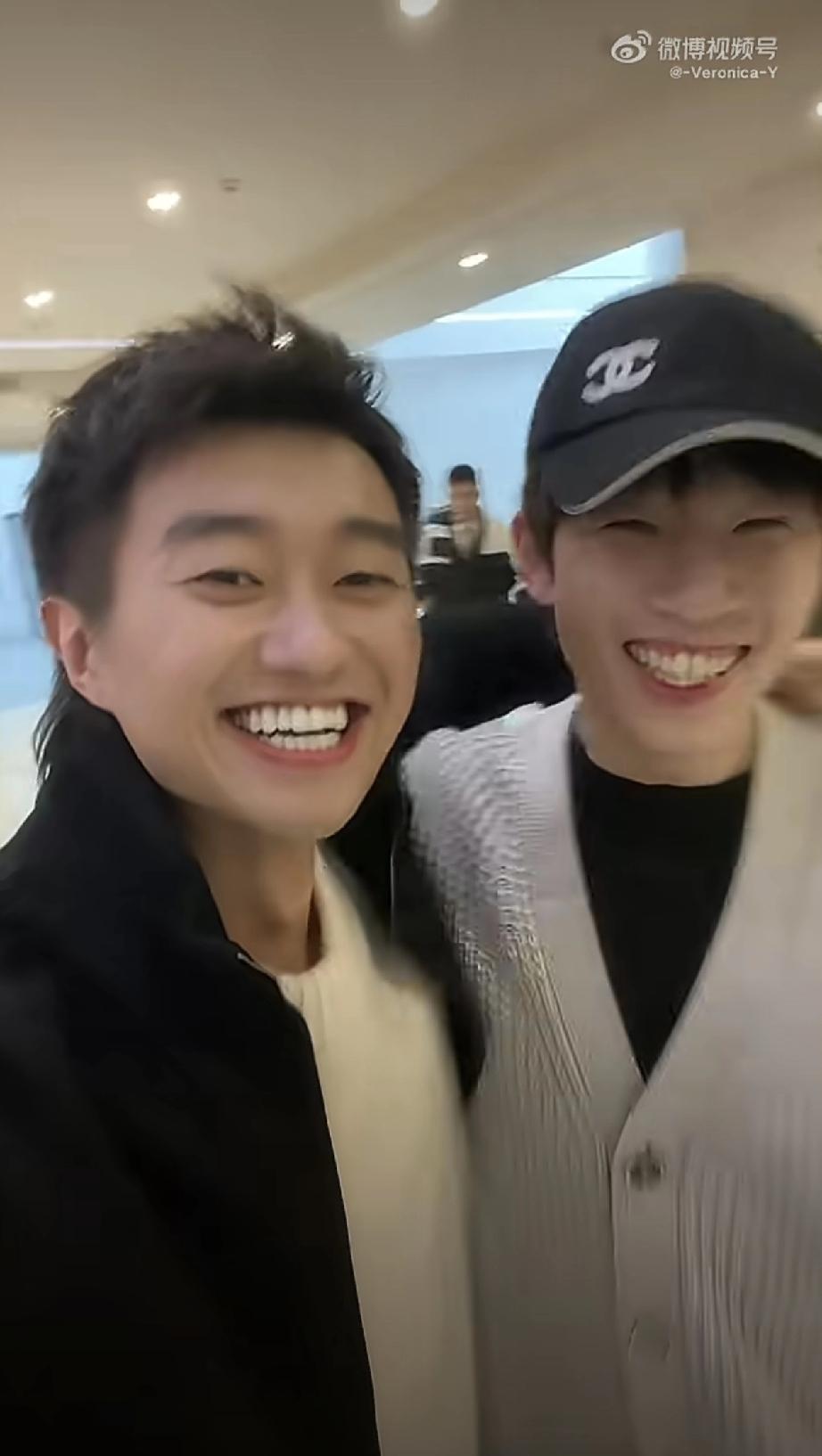 一人一口大白牙，小白兔带着小黑猫，俩人一人一口大白牙[笑着哭]，林高远、赵子豪