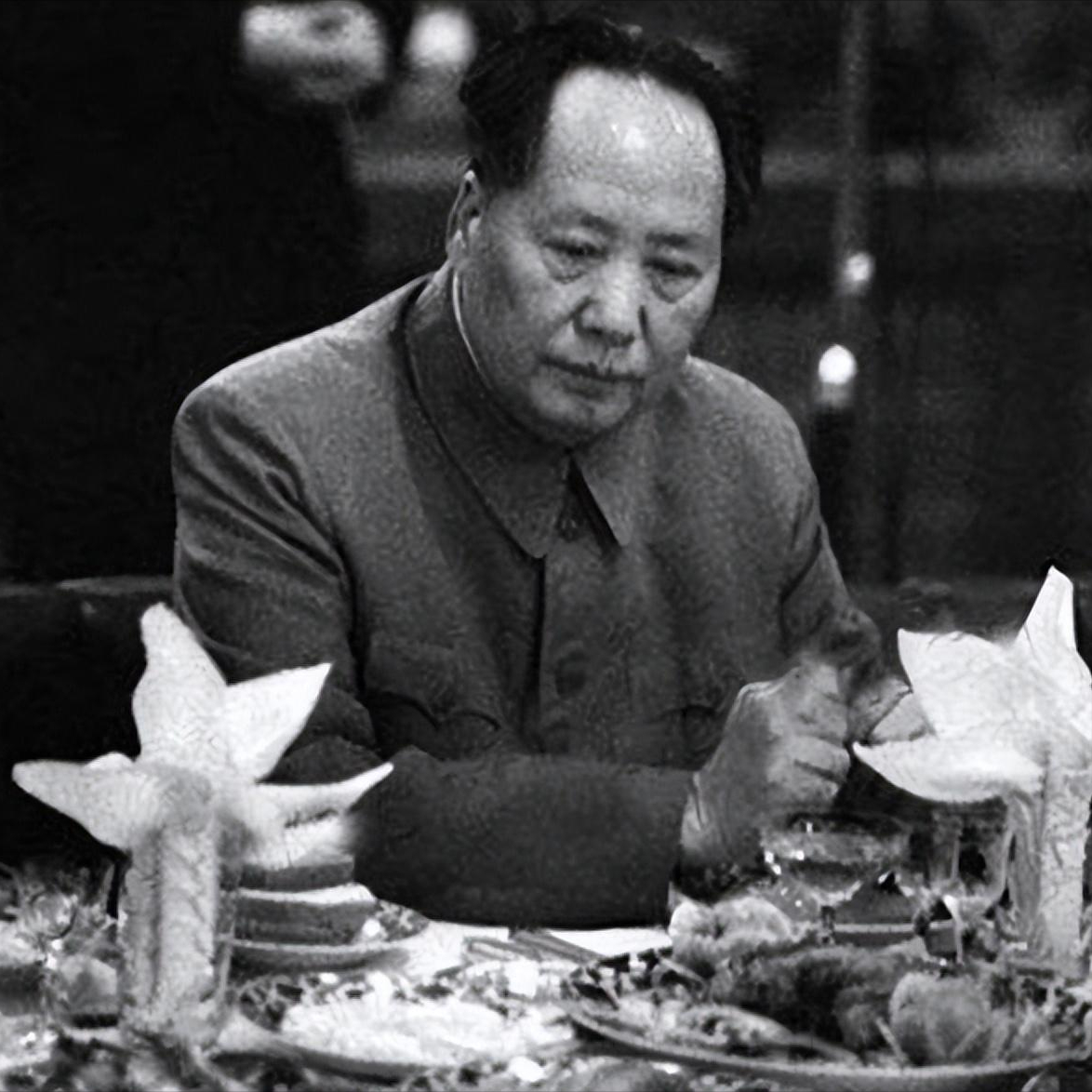 1948年，毛主席的厨师打算做条鱼给主席补身体，聂荣臻将军看了鱼觉得不对劲，便跟