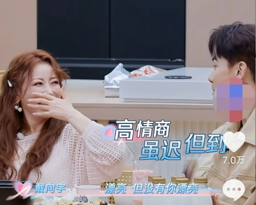 陈乔恩问艾伦:你觉得陈紫函好不好看?”艾伦一脸尬笑，两次抿嘴，才想出标准答案:“