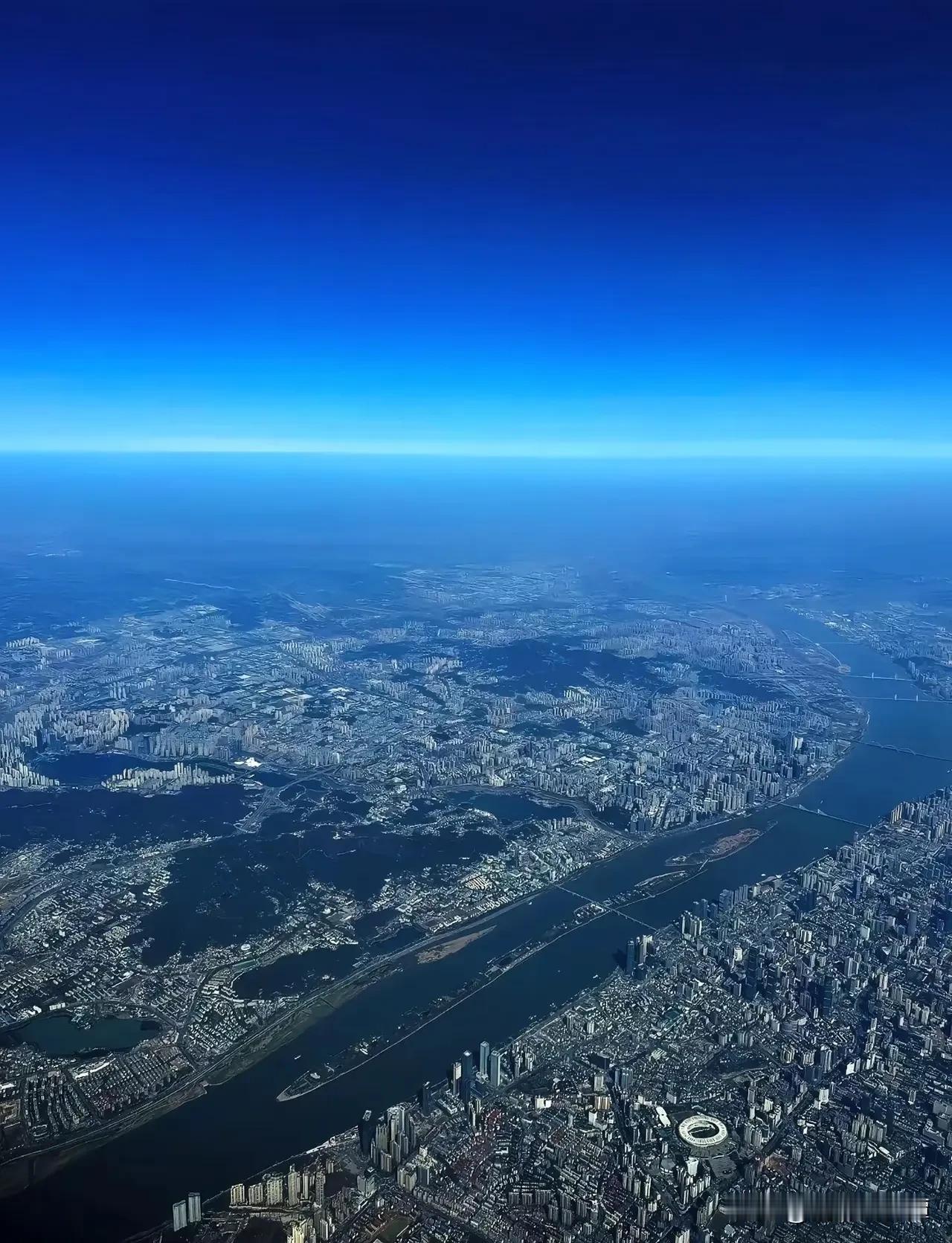 这是国内哪个城市？最近坐飞机从广州去北京，飞行途中经过一个城市，城市中间有一条