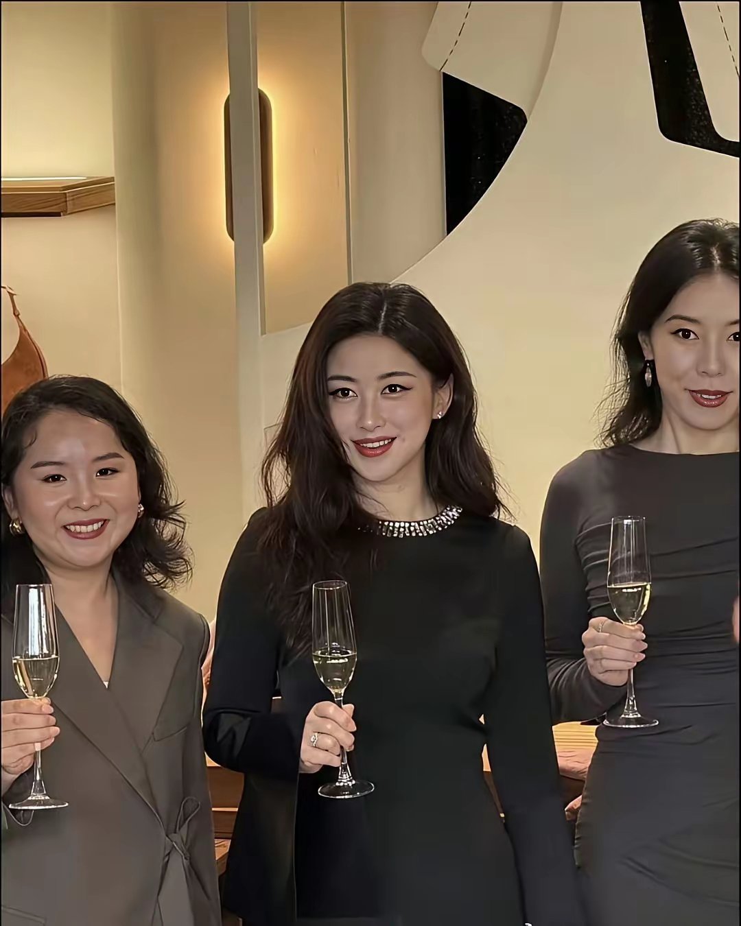 李斌夫人王屹芝跟朱珠站一起竟然完全没被比下去，真是郎才女貌