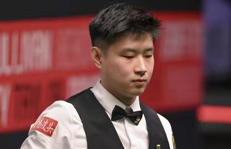 11月12日两位世界冠军对决冠中冠，赵心童总算硬了一回，逆转三赛点以6：5绝杀世