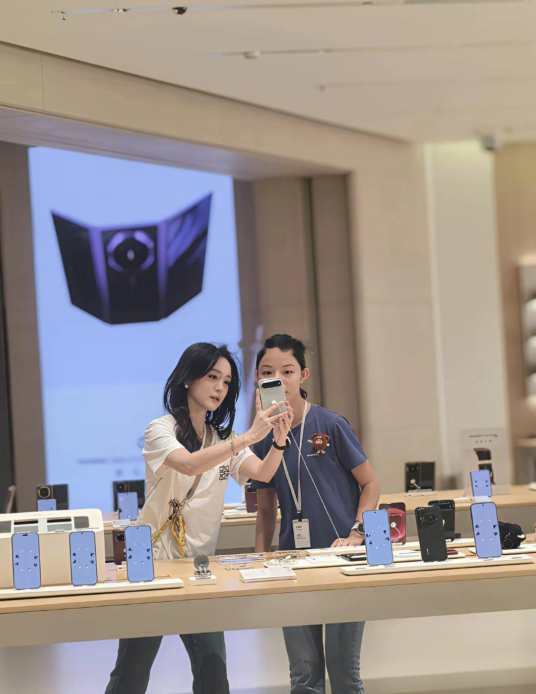 天哪，华为逛一逛竟然遇到了她，真的好美啊！​​​