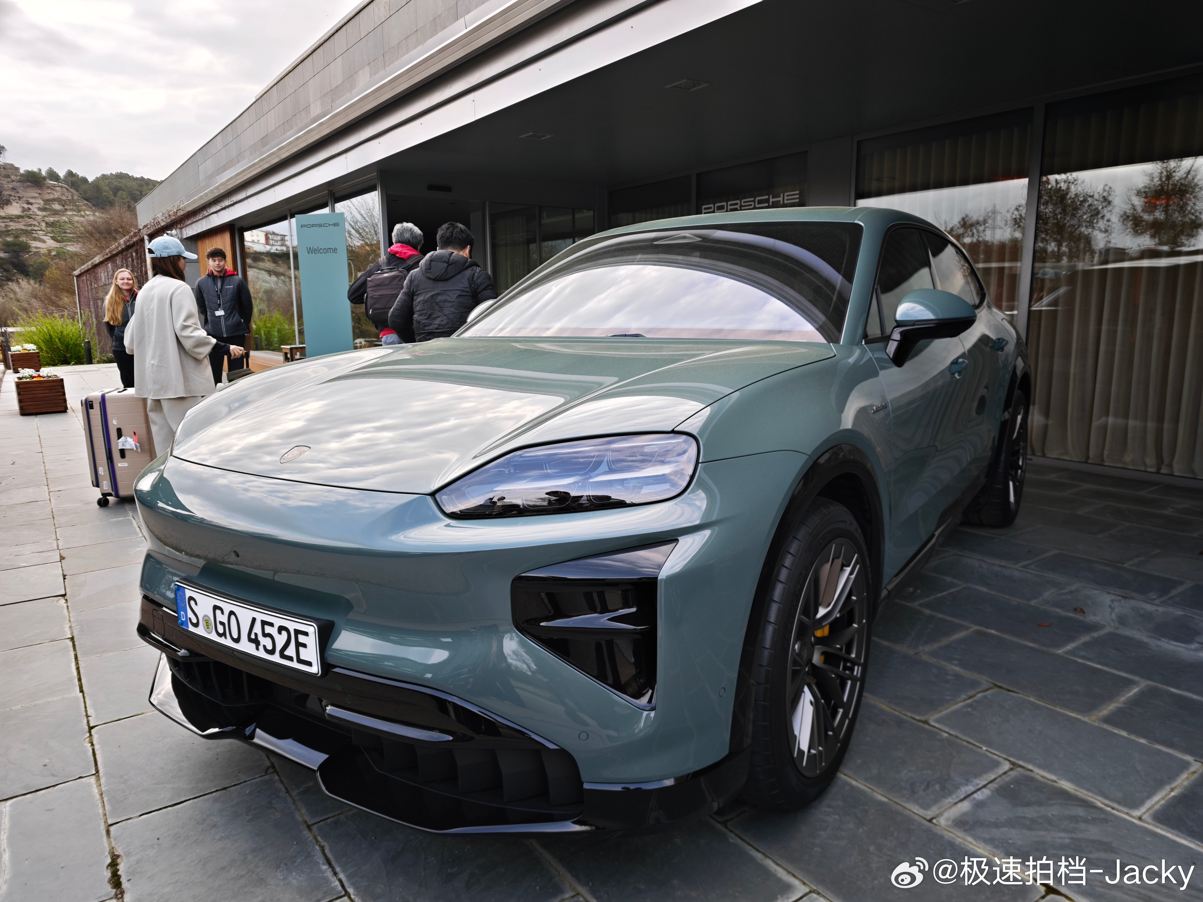 有跟我一样觉得电卡宴好看的吗