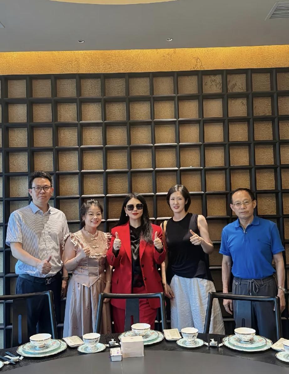 7月22日，李湘与朋友聚餐，穿红色西服戴红宝石钻戒，依旧是富婆的样子，身材肥硕，