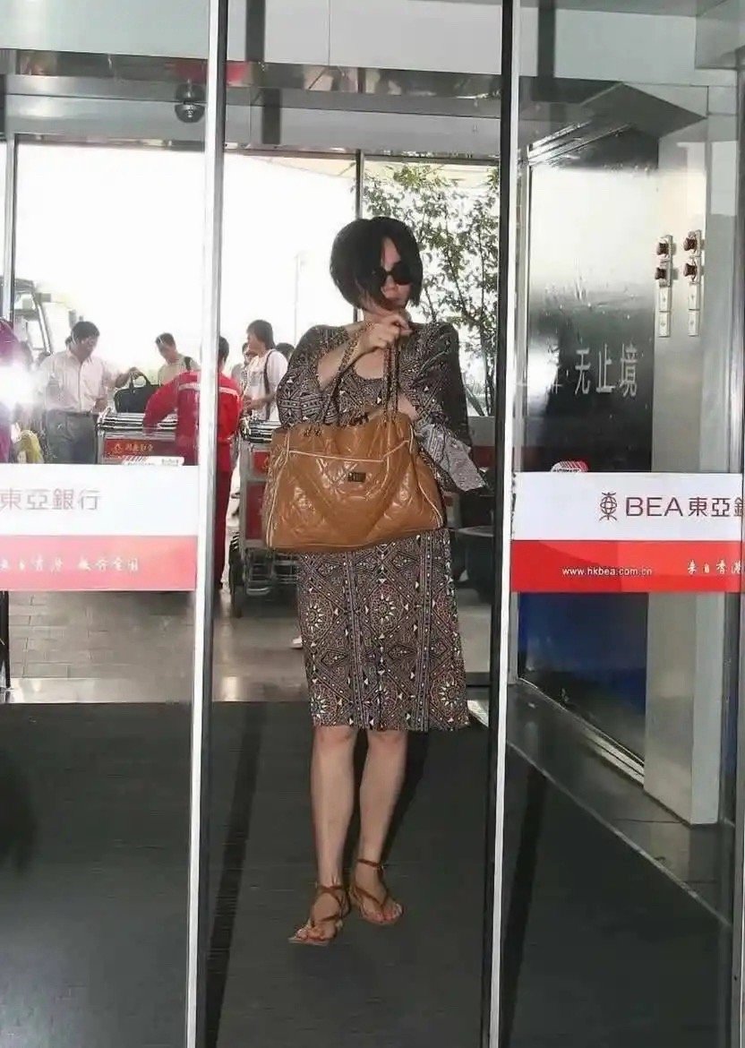 王菲把碎花裙穿绝了，搭平底凉鞋照样松弛高级，一点不显老​​​