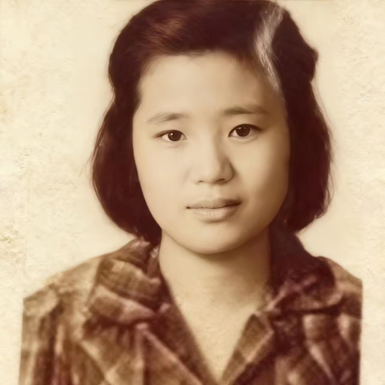 下面三张图:第一张是蔡孝乾小姨子情妇马雯娟的真实样子,就是这个女人,间接导致了台