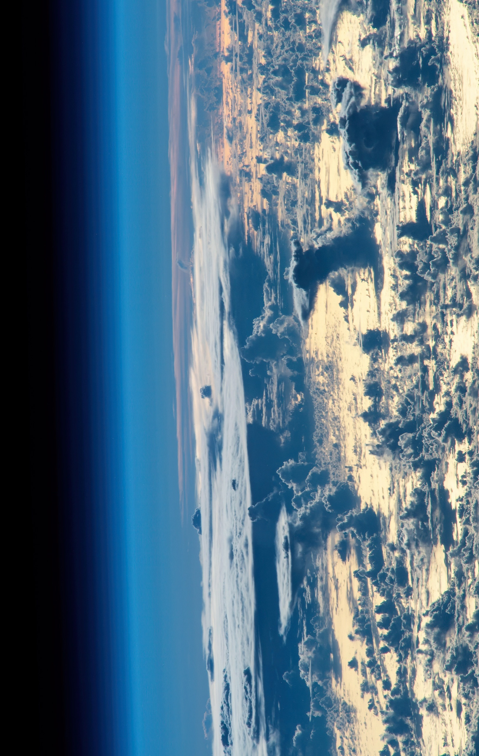 国际空间站日出时令人惊叹的云景​​​