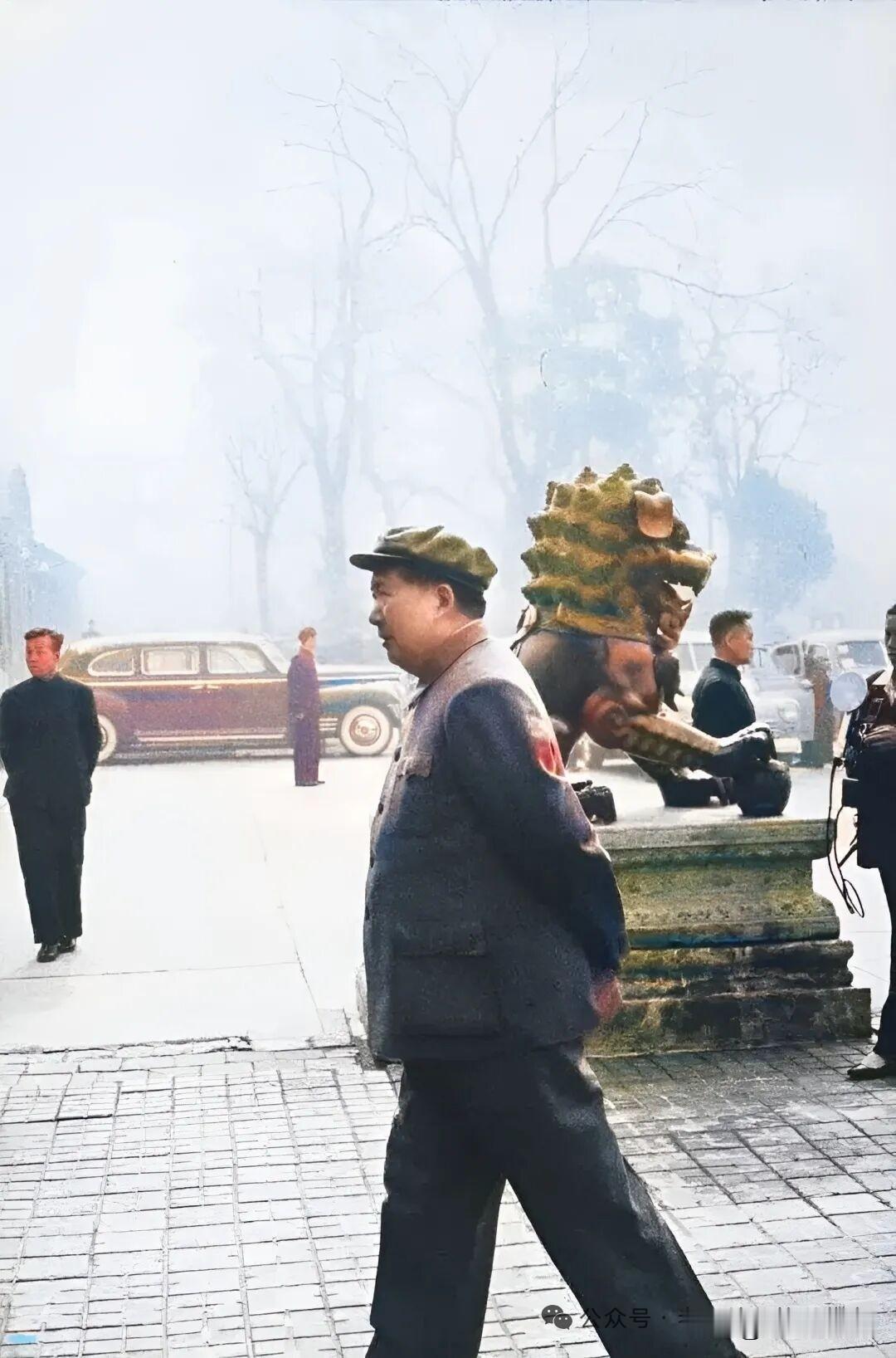 伟人的步伐无人可及[赞]毛主席的步伐，沉稳从容，不紧不慢，气度不凡。它不仅展现