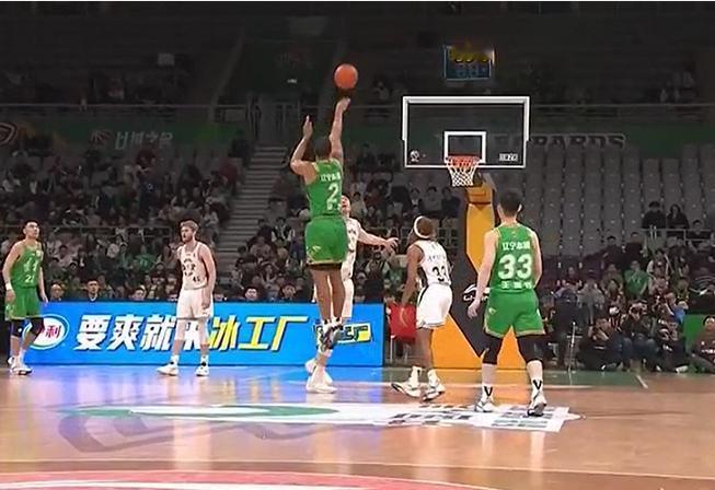 莱迪轰进1.8秒压哨三分，帮助辽宁首节追至24-27北京时间4月15日，辽宁与