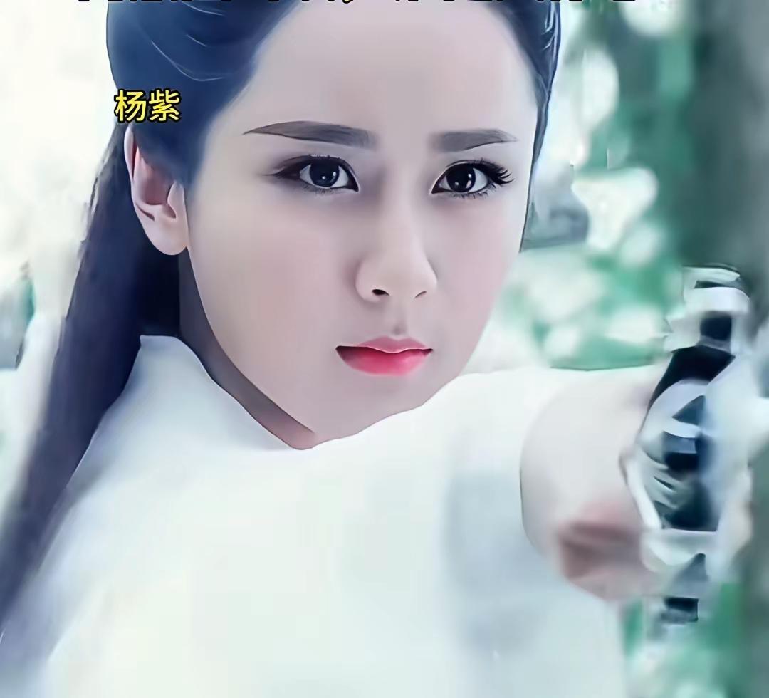 看到杨紫这个打扮会和花千骨里霍建华那个打扮很像，眉毛也像。[呲牙笑]还是比较喜欢