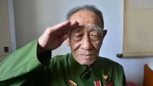 1973年，杨得志下乡看望老战友，却发现老战友生病却没钱治，县委见他生气，急忙解