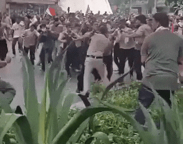 新德里大规模抗议示威，印度警察直接被踩翻在地，挡都挡不住！直接导火索就是印度