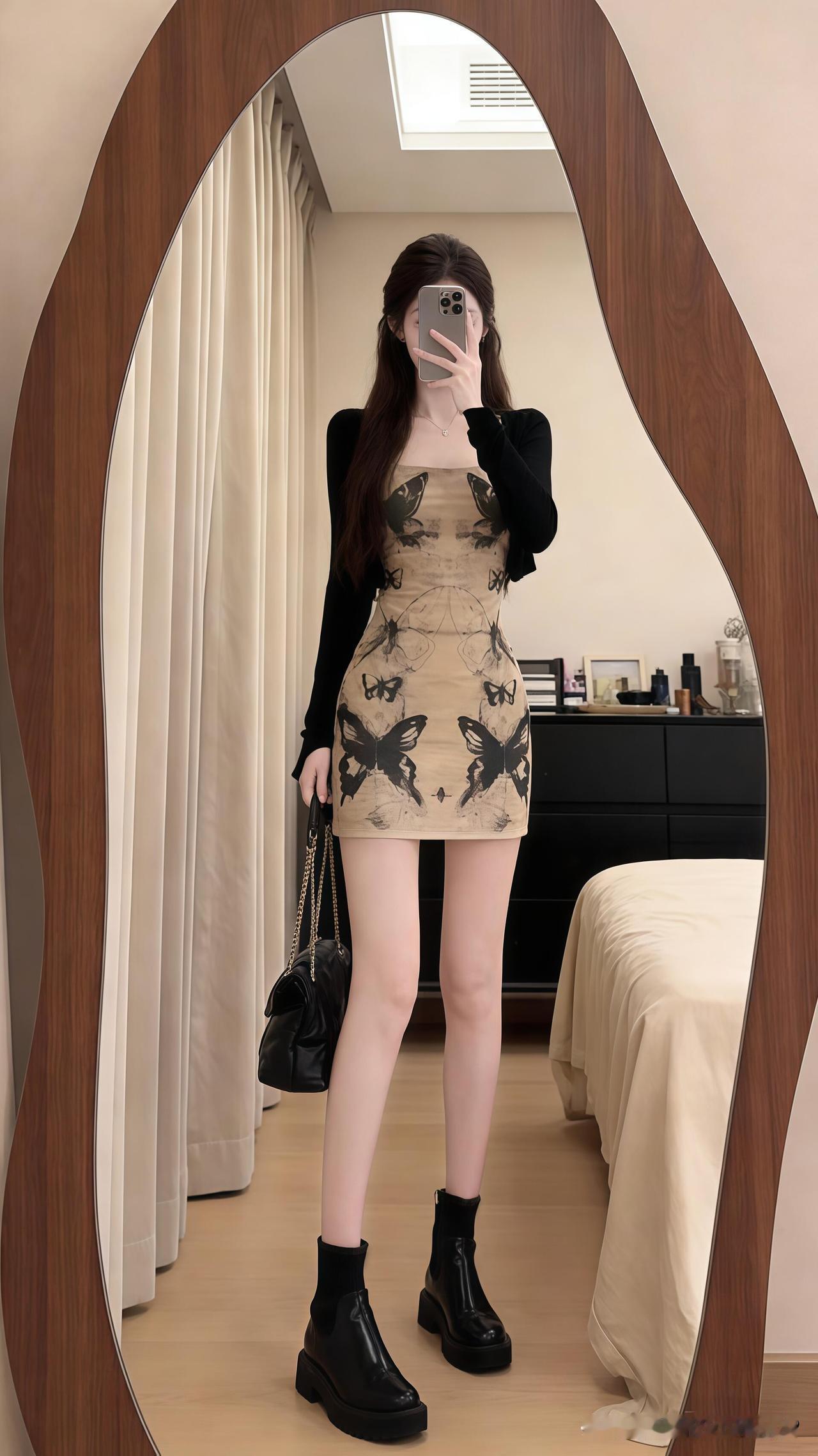 镜中人影，花间梦回。