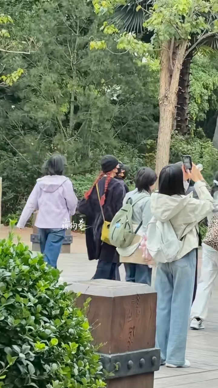 环球影城偶遇窦靖童宋妍霏🥰环球影城偶遇窦靖童宋妍霏窦靖童宋妍霏一起去环球影城
