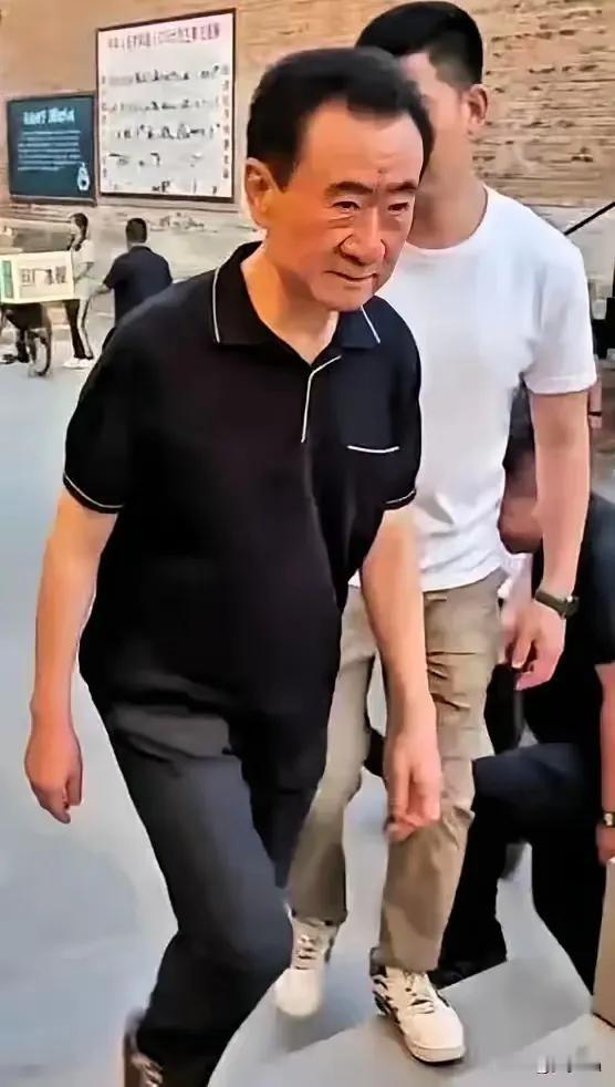 查了王健林最近的消息，真是越看越有意思。都说他日子不好过，儿子卖资产，旗下快钱金