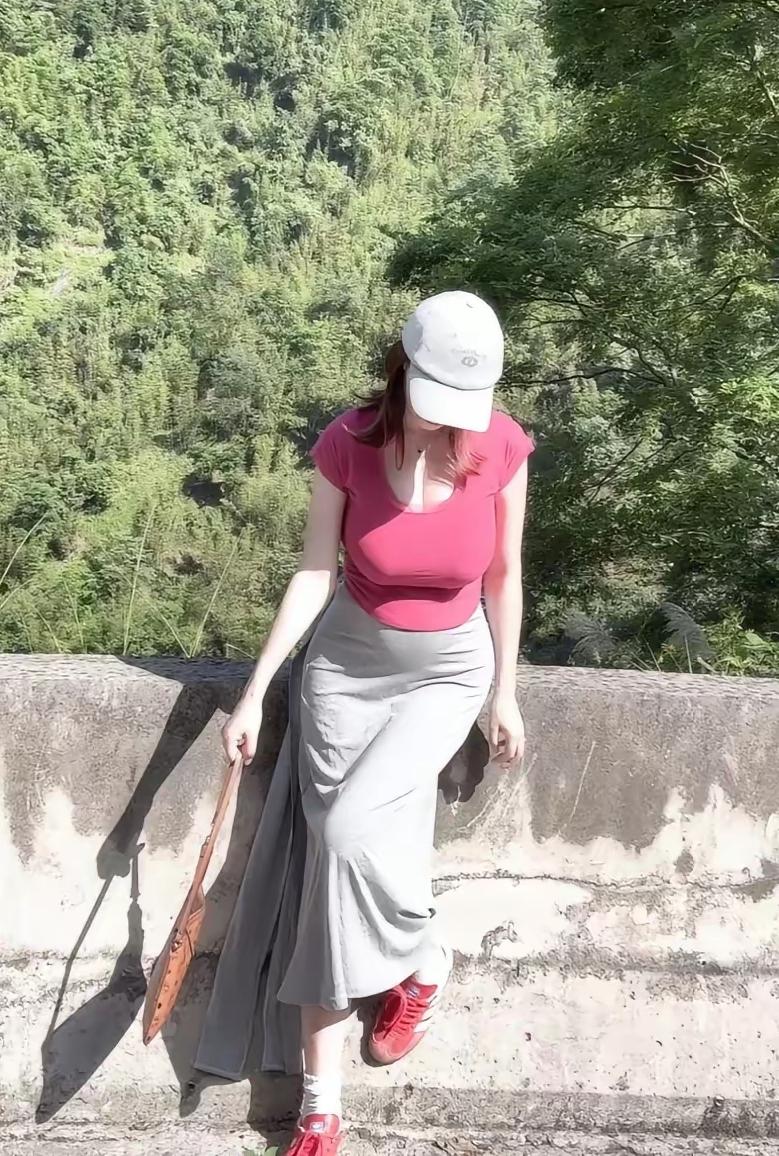 适合户外出行的休闲辣妹风穿搭。玫红色紧身短袖搭配浅灰色垂坠长裙，白色棒球帽和