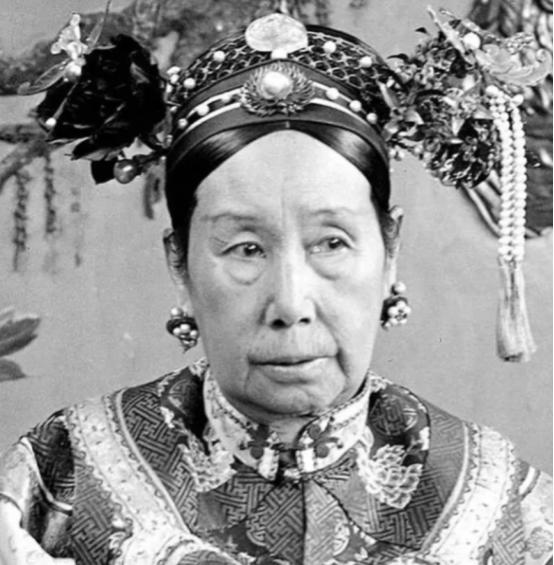 1900年，慈禧问一个年轻女子：“你有丈夫了吗？”女子回答说：“太后，我已经守寡