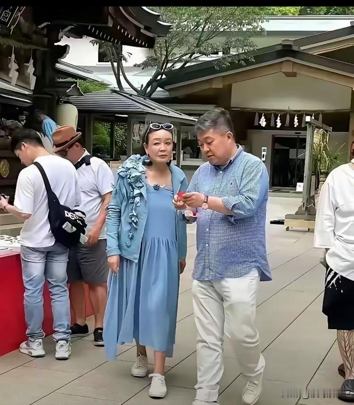 汪小菲66岁的妈张兰，日本街头，一身蓝色裙子，气质好，形象佳。这张没滤镜