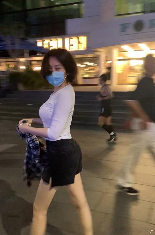 50岁许晴夜跑被偶遇，这身材管理太绝了​